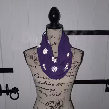 Tubsjal/halsduk lila med lotus reflexer