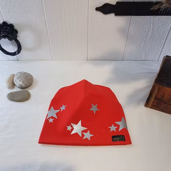 Reflexmössa röd med stjärnor storlek 48