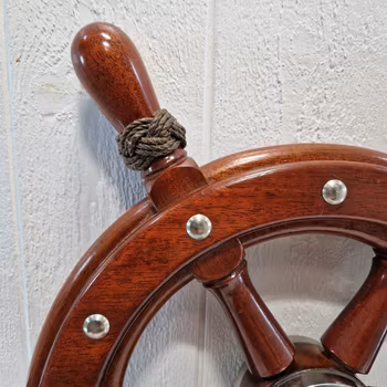 Båtratt i teak med knopar
