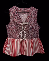 Blus återbrukat tyg röda blommor - storlek 38