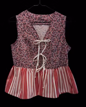 Blus återbrukat tyg röda blommor - storlek 38