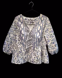 Blus återbrukat tyg blå blommor – storlek 42