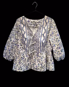 Blus återbrukat tyg blå blommor – storlek 42