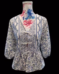 Blus återbrukat tyg blå blommor – storlek 42