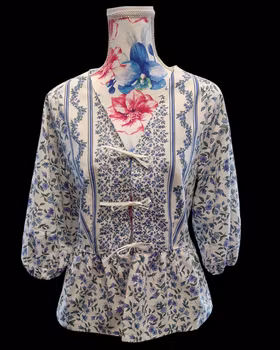 Blus återbrukat tyg blå blommor – storlek 42