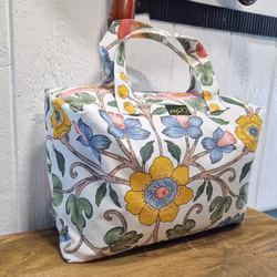 Mellan necessär blommor