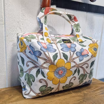 Mellan necessär blommor