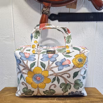 Mellan necessär blommor