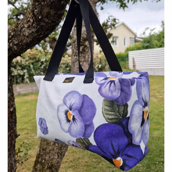 Mellan necessär violer