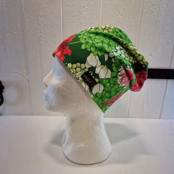 Mössa grön med blommor