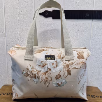 Mellan necessär vintage blommor