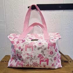 Mellan necessär rosa dalahästar