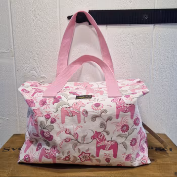 Mellan necessär rosa dalahästar