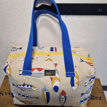 Mellan necessär färgglada fiskar
