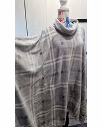 Poncho grå rutig fluffig