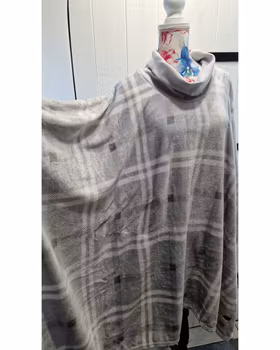 Poncho grå rutig fluffig