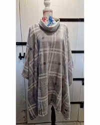 Poncho grå rutig fluffig
