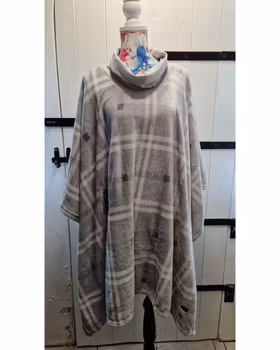Poncho grå rutig fluffig