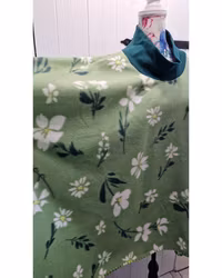 Poncho gräsgrön med blommor