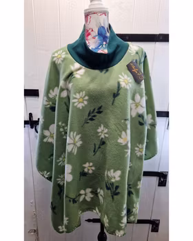 Poncho gräsgrön med blommor