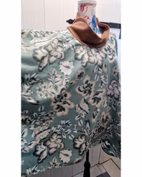 Poncho ljusgrön med blommor