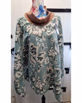 Poncho ljusgrön med blommor