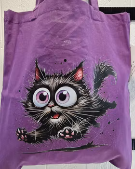 Tygkasse mörklila med svart katt