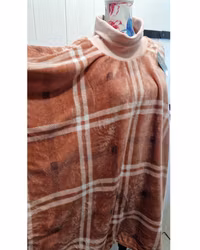 Poncho rosarutig, fluffig