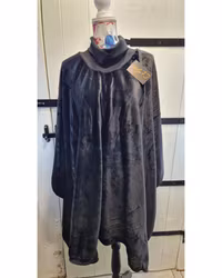 Poncho svart fluffig