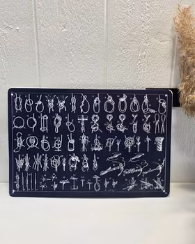 Tavla i plåt med knopar