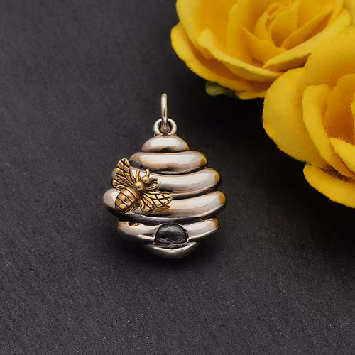 Hänge – Silverbikupa med bronsbi