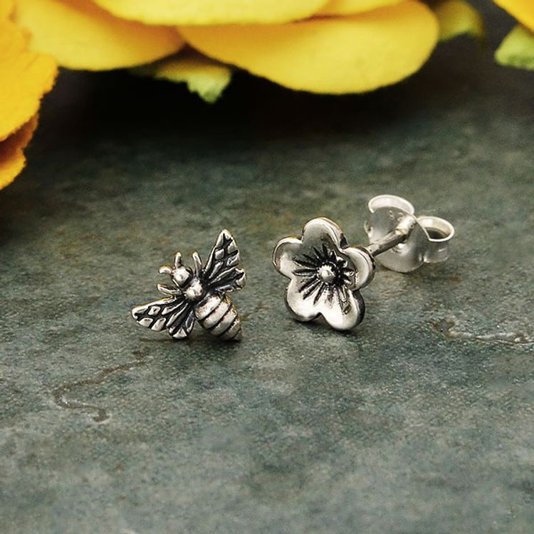 Silverörhängen – ett bi plus en körsbärsblomma att missmatcha med.