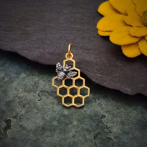 Silverbi på vaxkaka i brons