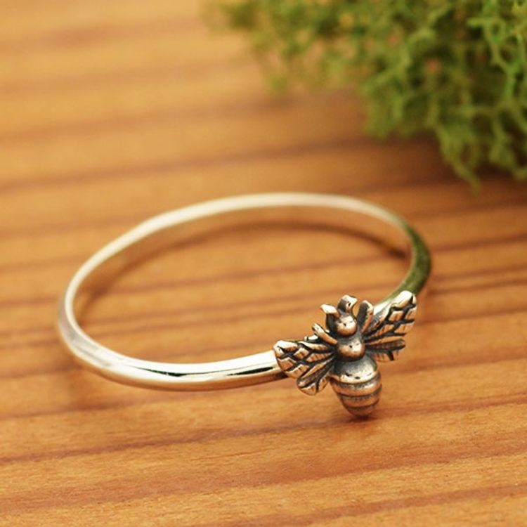 Smal silverring med bi