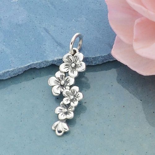 Hänge – Körsbärsblommor i silver