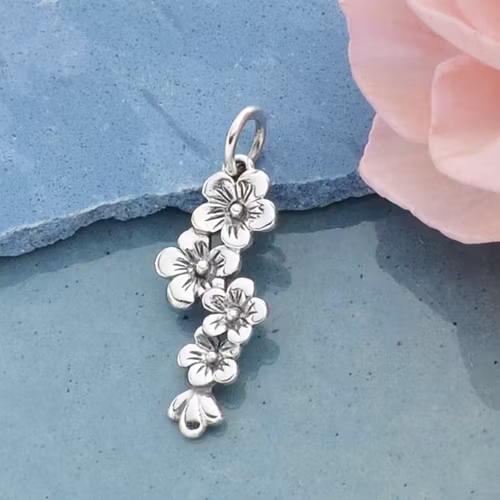 Hänge – Körsbärsblommor i silver