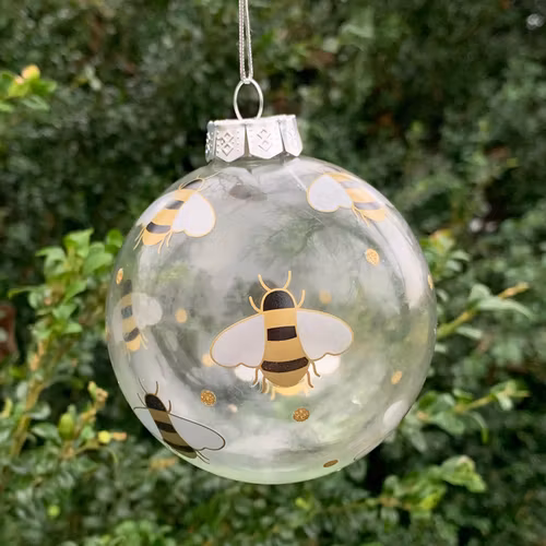 Julgranskula i glas med bin