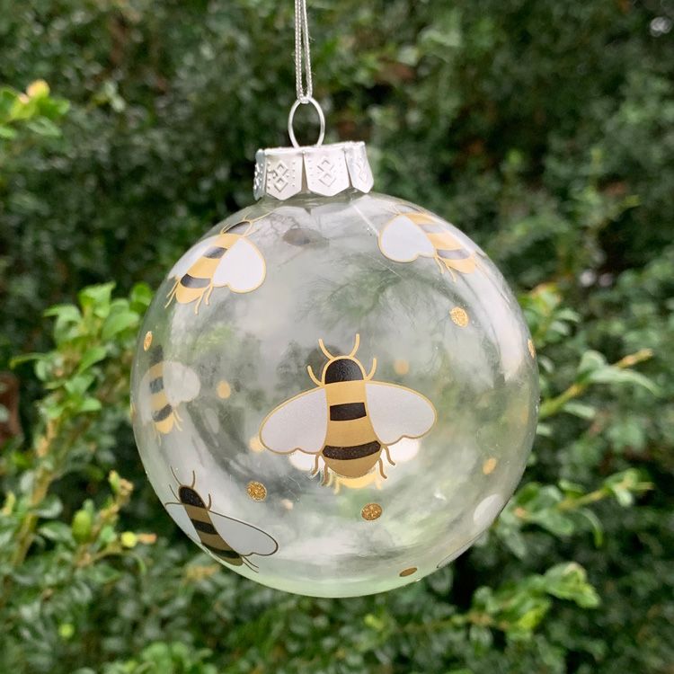 Julgranskula i glas med bin