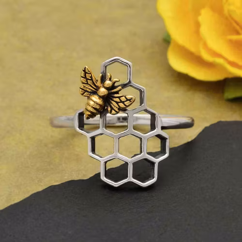 Ring – Bronsbi på vaxkaka i silver