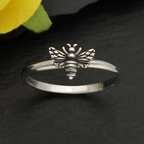 Smal silverring med bi