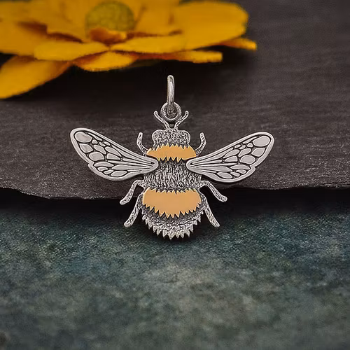 Hänge – Humla i silver & brons