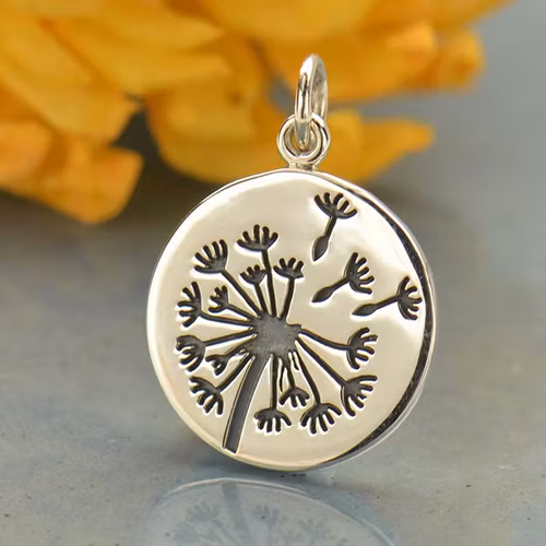 Maskrosfrön på rund silverplatta, stor