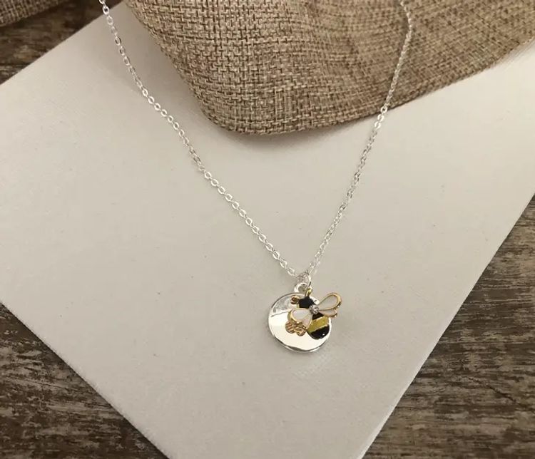 Halsband – Emaljerat bi med kubisk zirkonia på platta