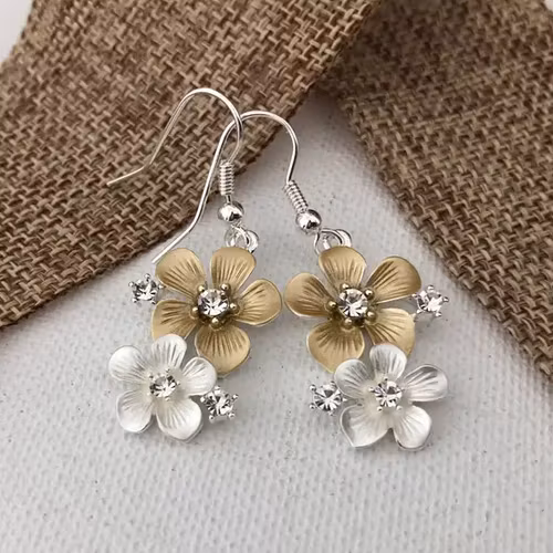 Örhängen – Två blommor i guld- & silverton på krok
