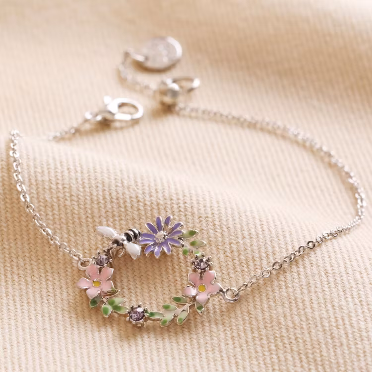 Bild på ett armband med en blomsterkrans med ett litet bi – silver