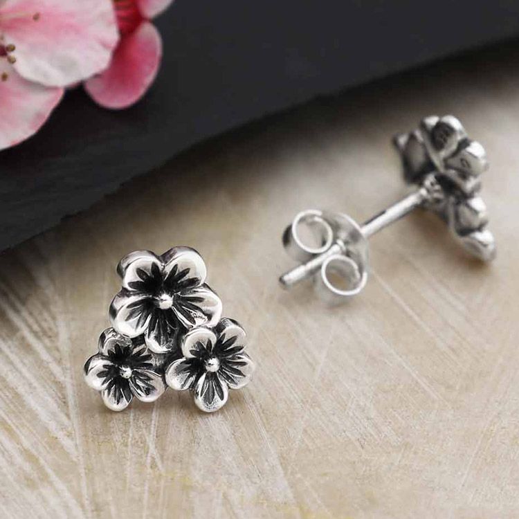 Örhängen i form av tre söta körsbärsblommor i silver.