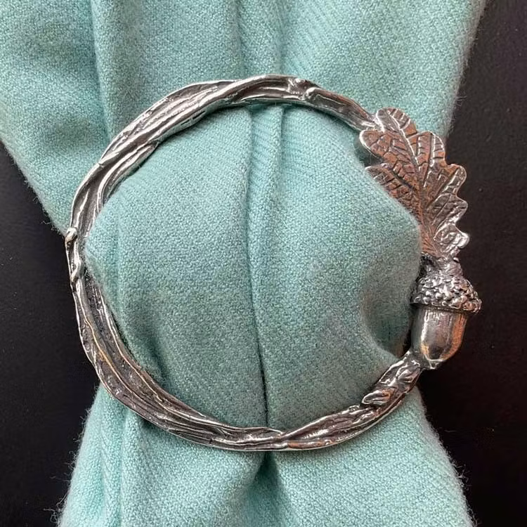 Sjalspänne – Ekollon i tenn, vintagestil