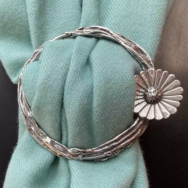 Sjalspänne – Tusensköna i tenn, vintagestil