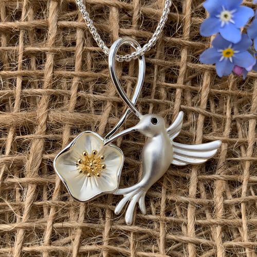 Halsband – Hibiskusblomma & kolibri