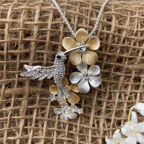 Halsband – Blommor i guld- & silverton med gnistrande kolibri